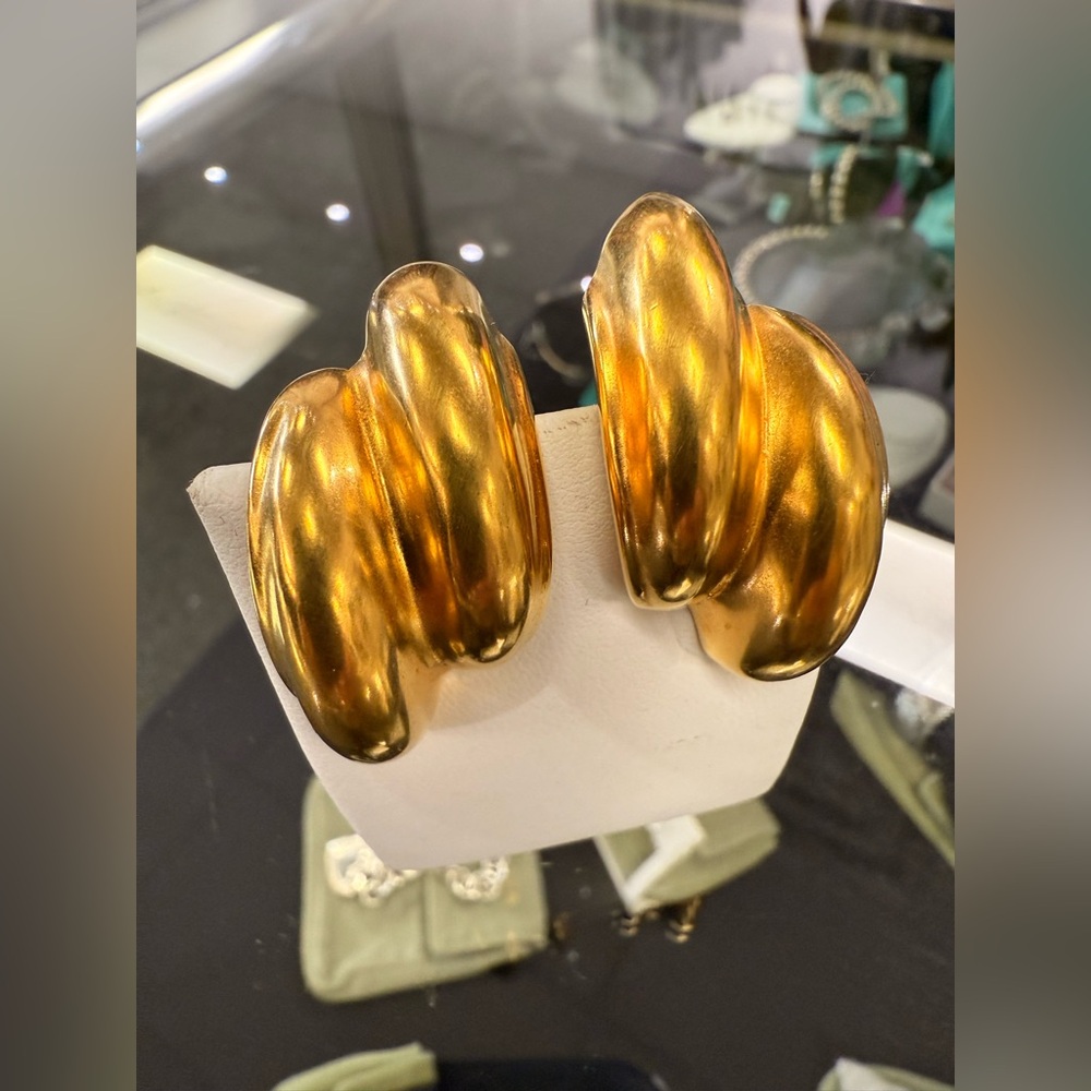 Pre Owned Robert Lee Morris Matte Gold Clip On Earrings